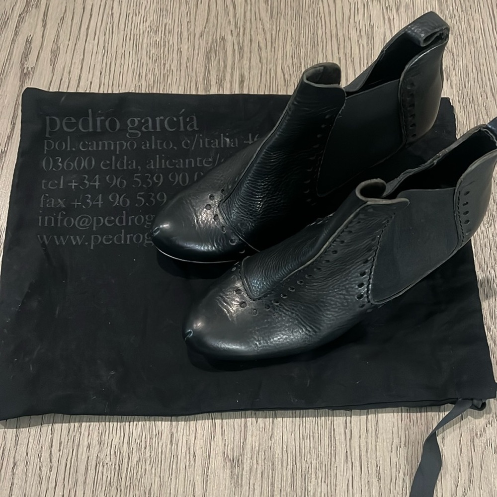 Pedro Garcia black leather kitten heel bootie size 38 1/2